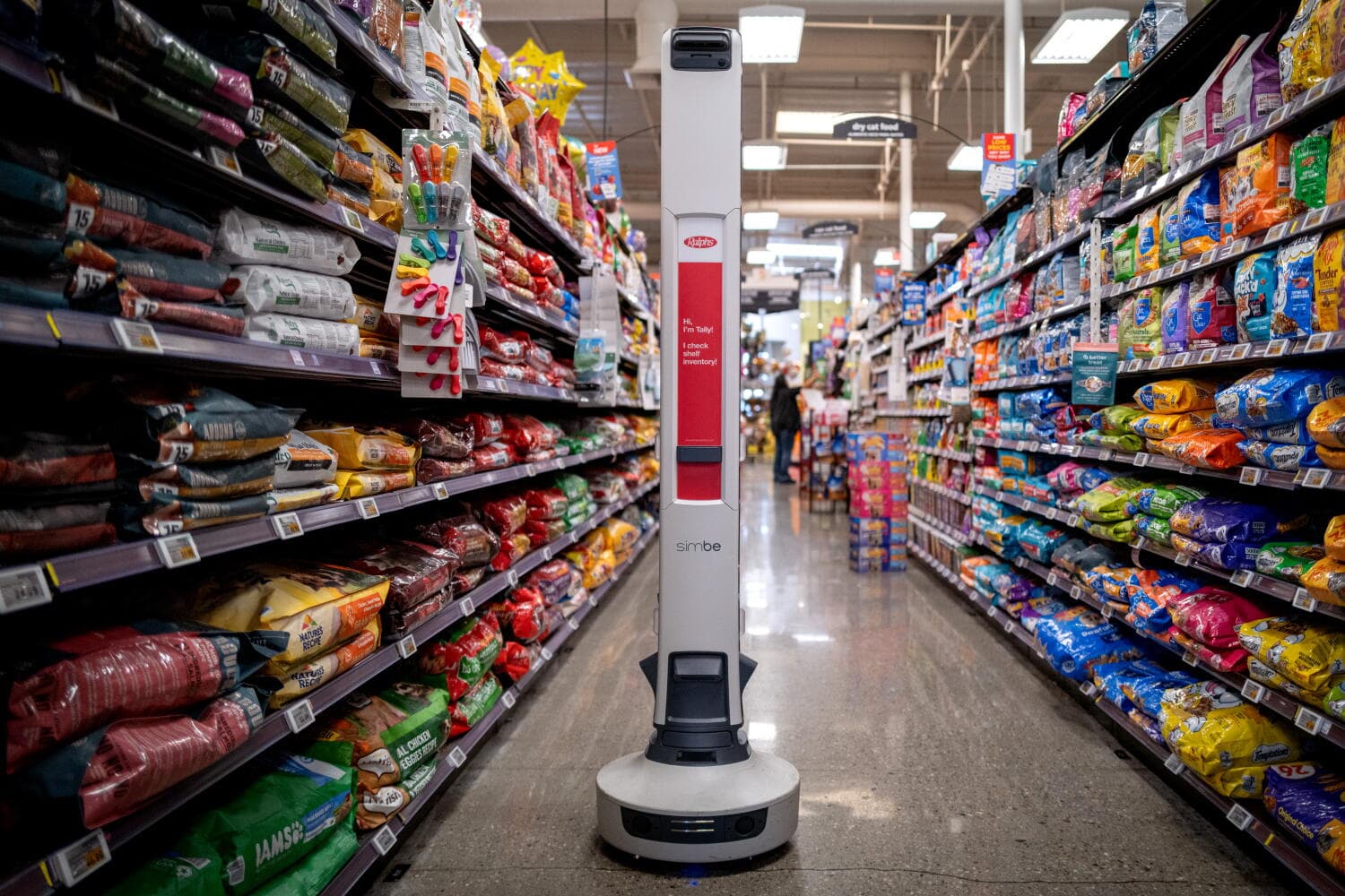 AI robots are roaming L.A. grocery store aisles. Shoppers and workers are worried