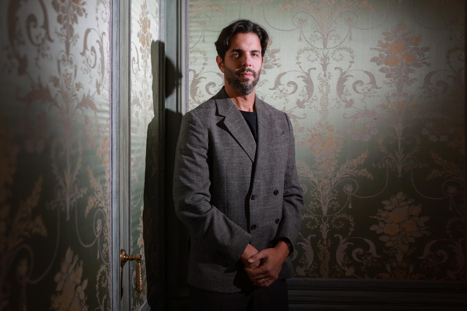 As one charismatic Venezuelan conductor leaves, another arrives: Meet L.A. Opera's Domingo Hindoyan